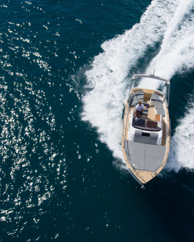 boat engine hydrofoils in water